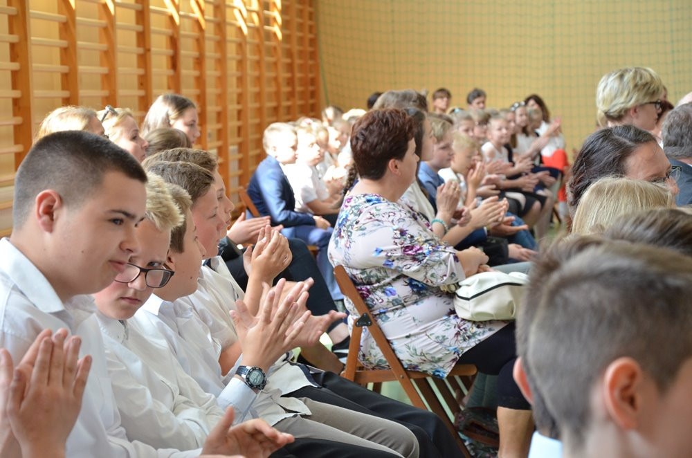Dzierżążno. Uroczysta akademia i otwarcie boiska przy Zespole Kształcenia i Wychowania