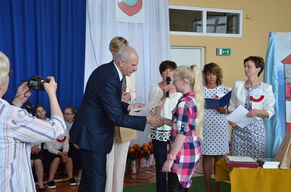 Dzierżążno. Uroczysta akademia i otwarcie boiska przy Zespole Kształcenia i Wychowania