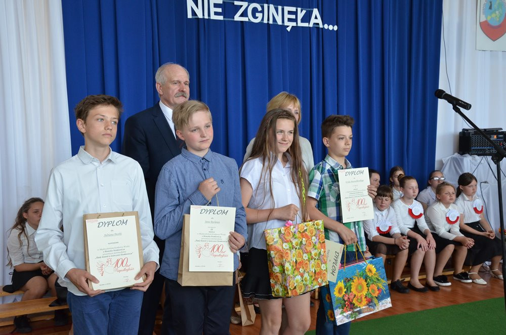 Dzierżążno. Uroczysta akademia i otwarcie boiska przy Zespole Kształcenia i Wychowania