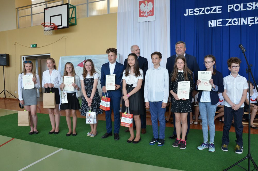 Dzierżążno. Uroczysta akademia i otwarcie boiska przy Zespole Kształcenia i Wychowania