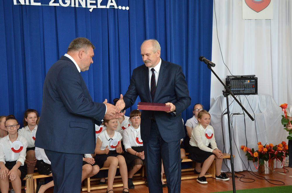Dzierżążno. Uroczysta akademia i otwarcie boiska przy Zespole Kształcenia i Wychowania