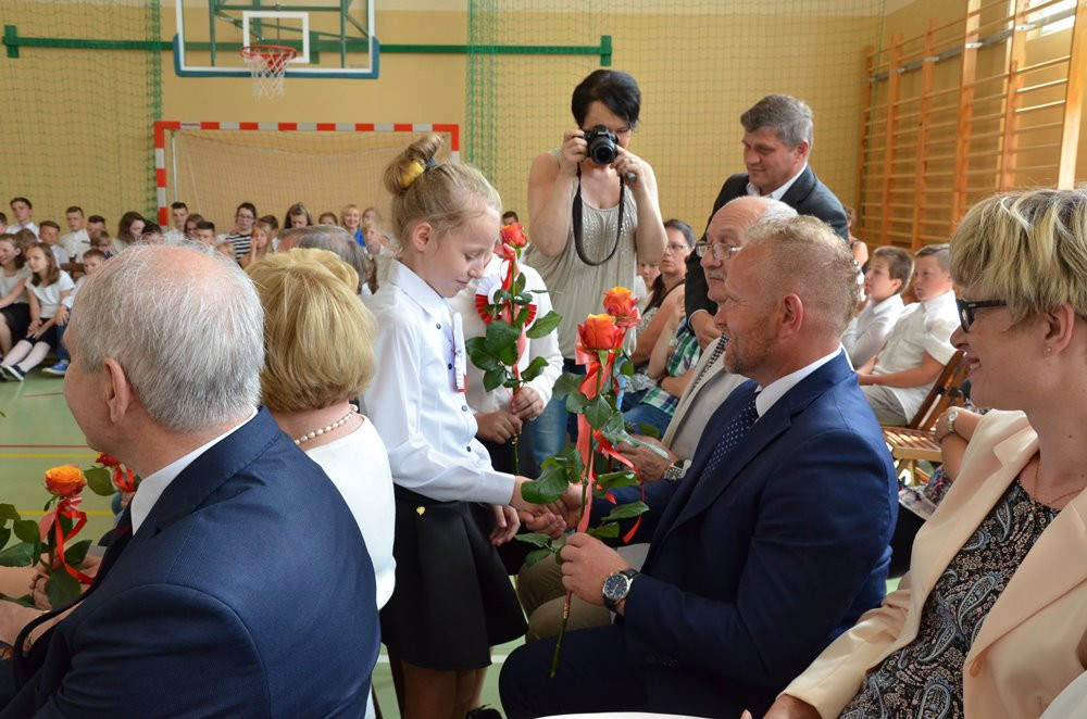 Dzierżążno. Uroczysta akademia i otwarcie boiska przy Zespole Kształcenia i Wychowania