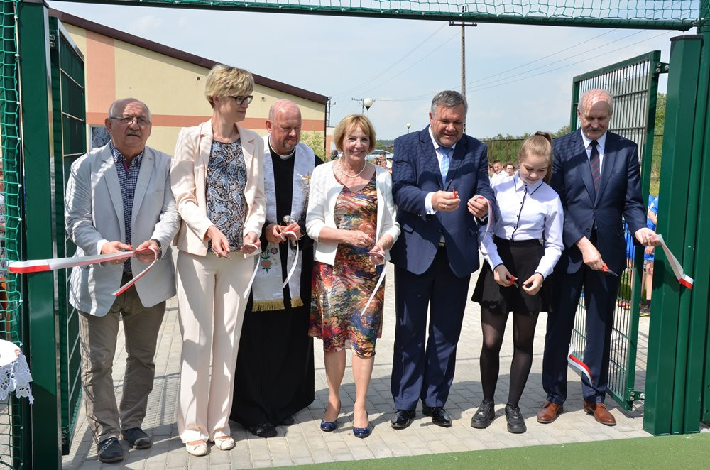 Dzierżążno. Uroczysta akademia i otwarcie boiska przy Zespole Kształcenia i Wychowania
