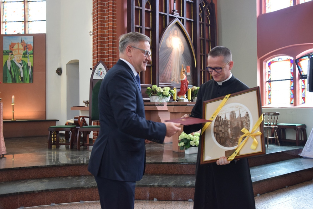 Kartuzy. Sztandar i hymn na 20-lecie Szkoły Katolickiej