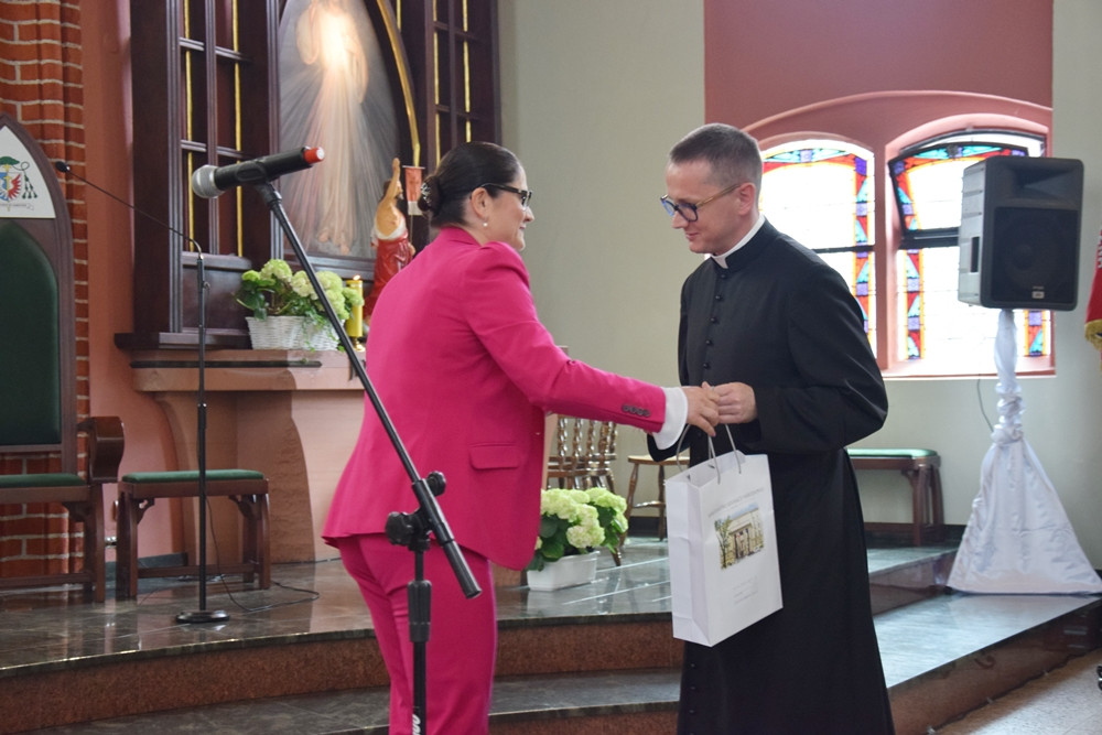 Kartuzy. Sztandar i hymn na 20-lecie Szkoły Katolickiej