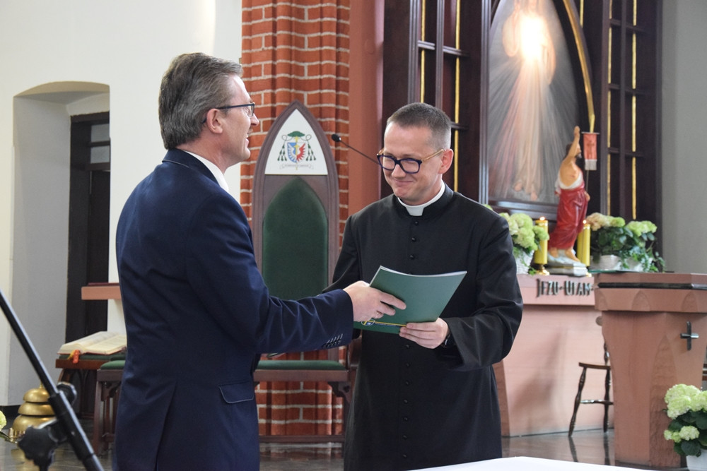 Kartuzy. Sztandar i hymn na 20-lecie Szkoły Katolickiej