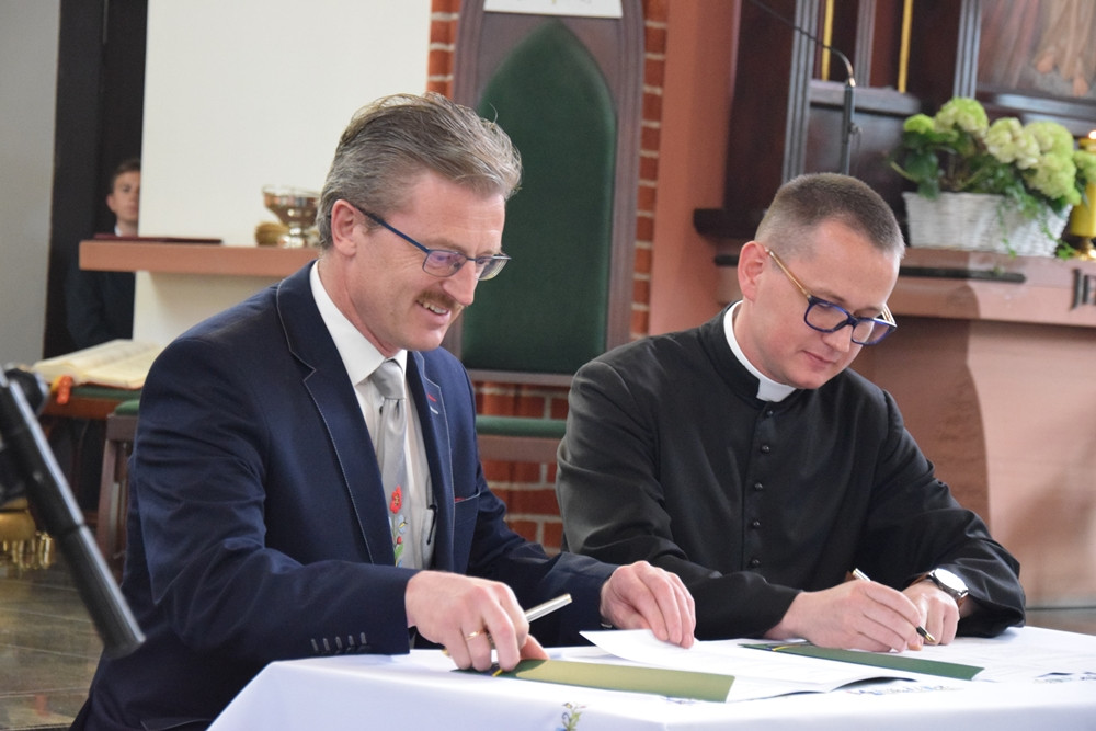 Kartuzy. Sztandar i hymn na 20-lecie Szkoły Katolickiej