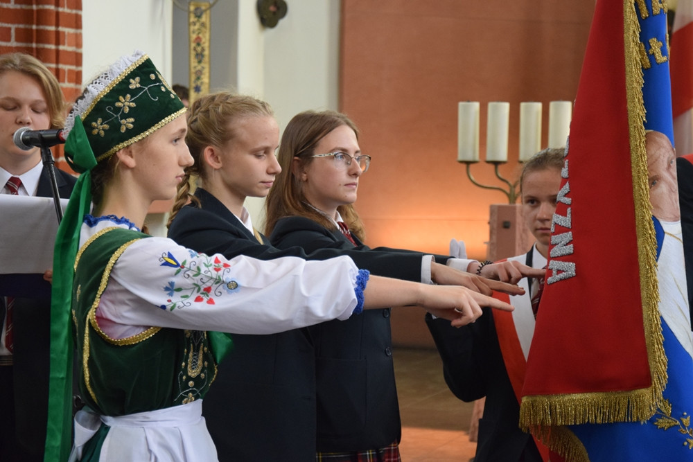 Kartuzy. Sztandar i hymn na 20-lecie Szkoły Katolickiej