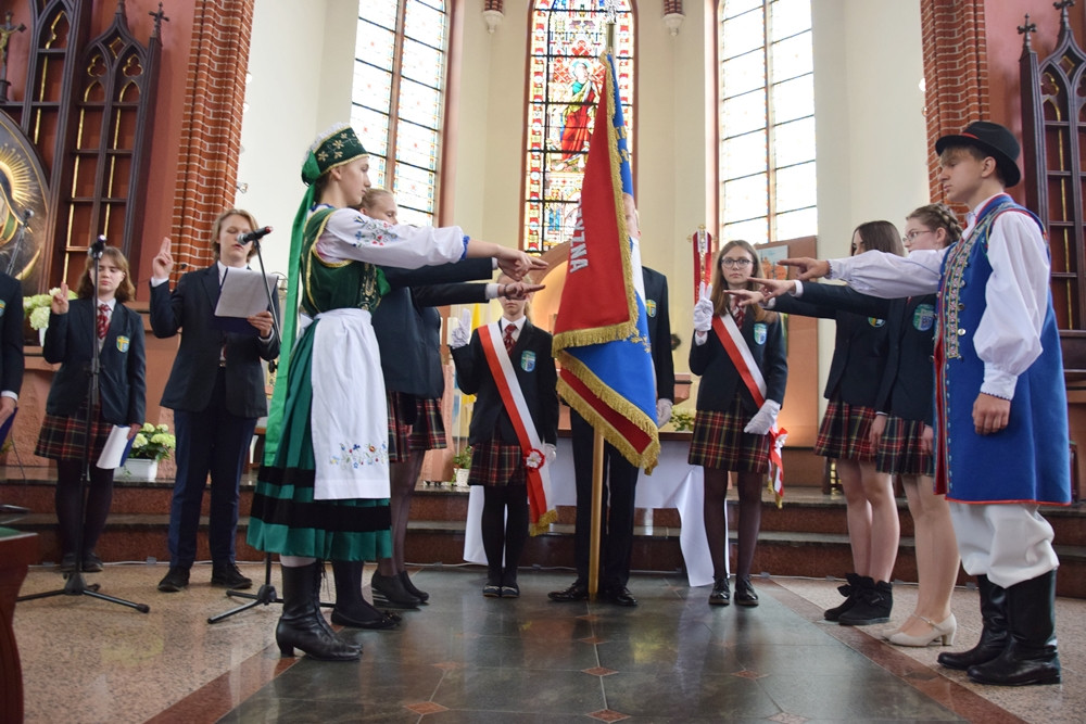 Kartuzy. Sztandar i hymn na 20-lecie Szkoły Katolickiej