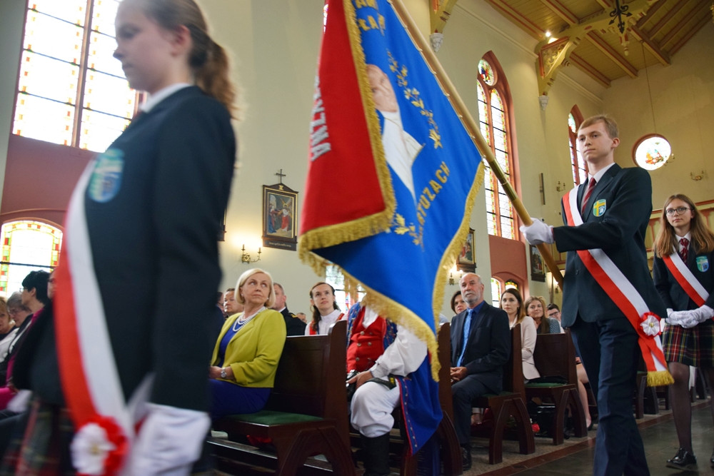 Kartuzy. Sztandar i hymn na 20-lecie Szkoły Katolickiej