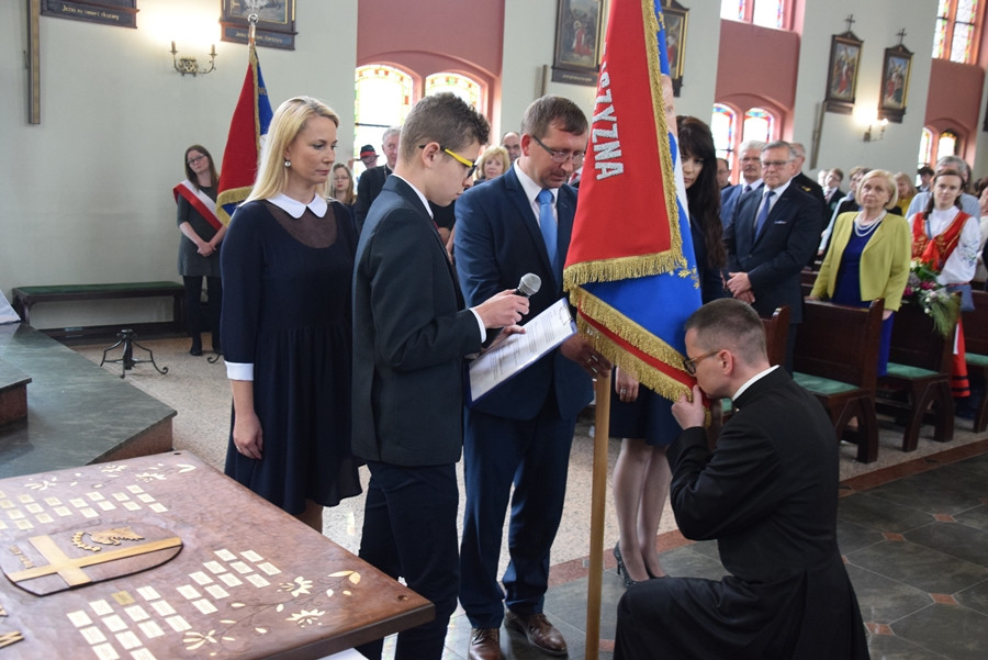 Kartuzy. Sztandar i hymn na 20-lecie Szkoły Katolickiej