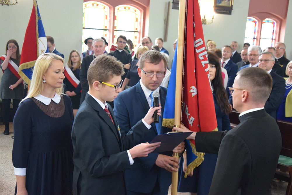 Kartuzy. Sztandar i hymn na 20-lecie Szkoły Katolickiej