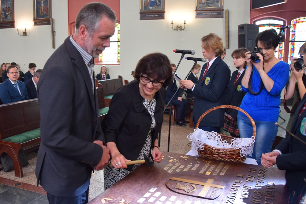 Kartuzy. Sztandar i hymn na 20-lecie Szkoły Katolickiej
