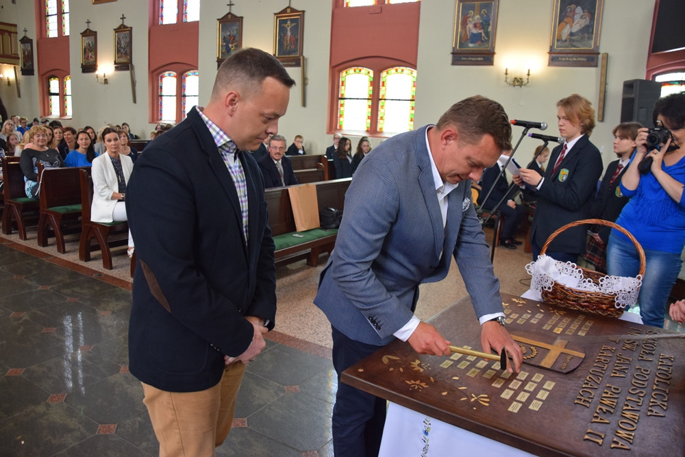 Kartuzy. Sztandar i hymn na 20-lecie Szkoły Katolickiej