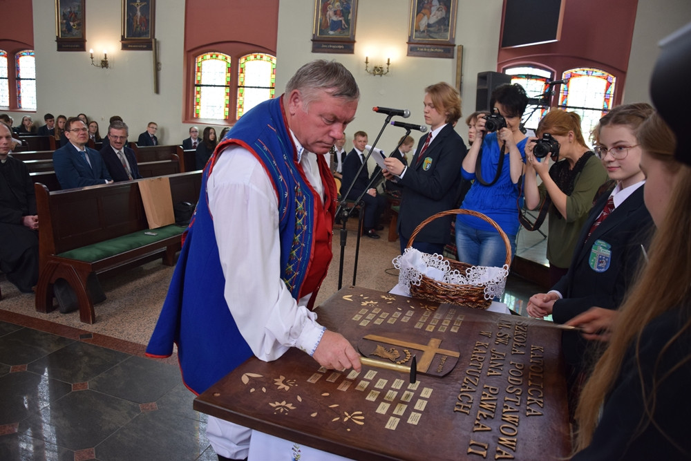 Kartuzy. Sztandar i hymn na 20-lecie Szkoły Katolickiej