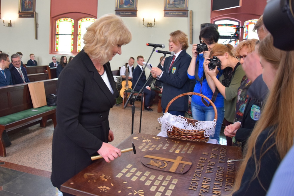 Kartuzy. Sztandar i hymn na 20-lecie Szkoły Katolickiej