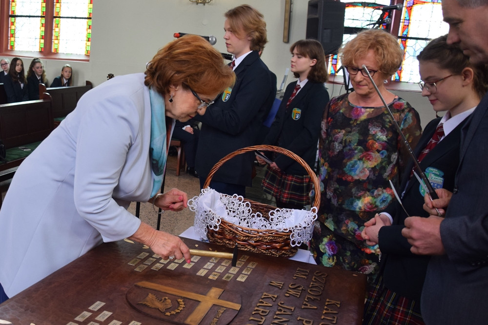 Kartuzy. Sztandar i hymn na 20-lecie Szkoły Katolickiej
