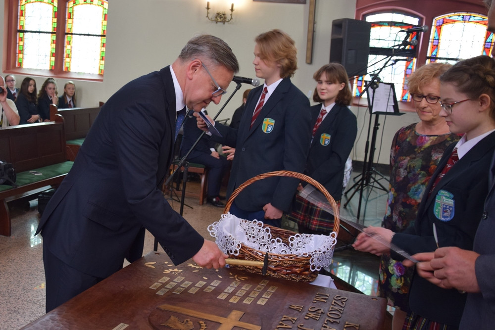 Kartuzy. Sztandar i hymn na 20-lecie Szkoły Katolickiej