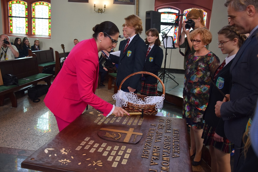 Kartuzy. Sztandar i hymn na 20-lecie Szkoły Katolickiej