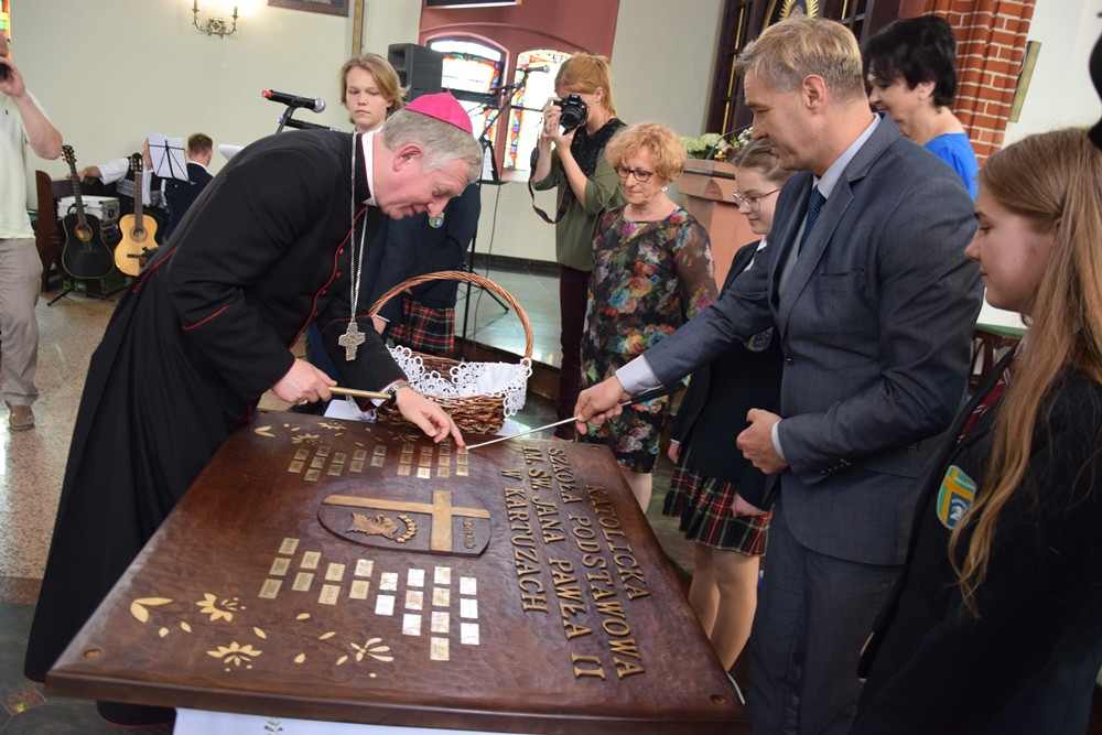 Kartuzy. Sztandar i hymn na 20-lecie Szkoły Katolickiej