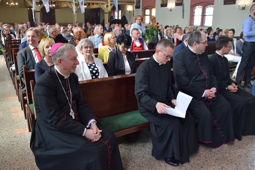 Kartuzy. Sztandar i hymn na 20-lecie Szkoły Katolickiej