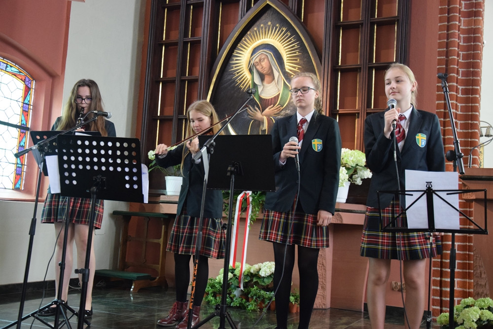 Kartuzy. Sztandar i hymn na 20-lecie Szkoły Katolickiej