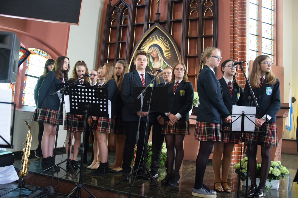 Kartuzy. Sztandar i hymn na 20-lecie Szkoły Katolickiej