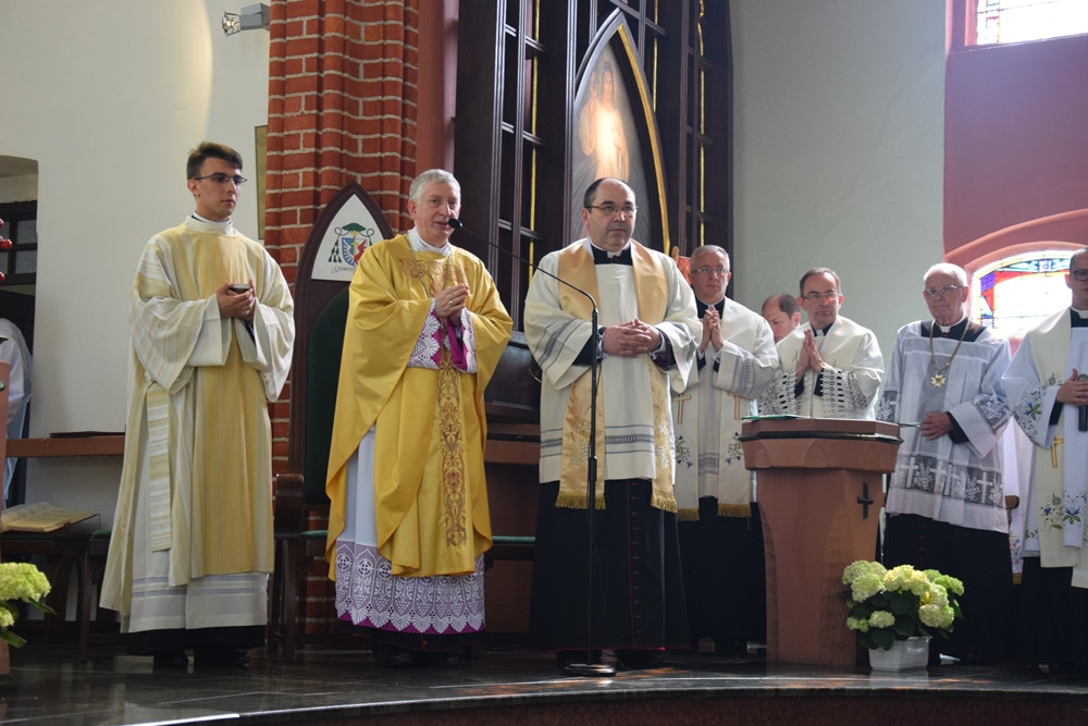 Kartuzy. Sztandar i hymn na 20-lecie Szkoły Katolickiej