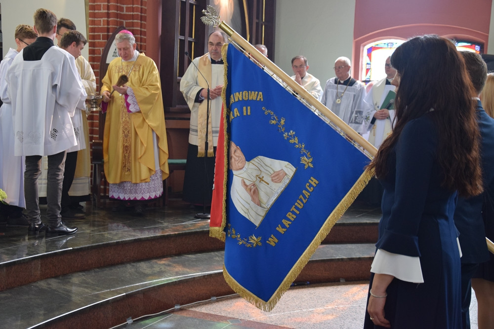 Kartuzy. Sztandar i hymn na 20-lecie Szkoły Katolickiej