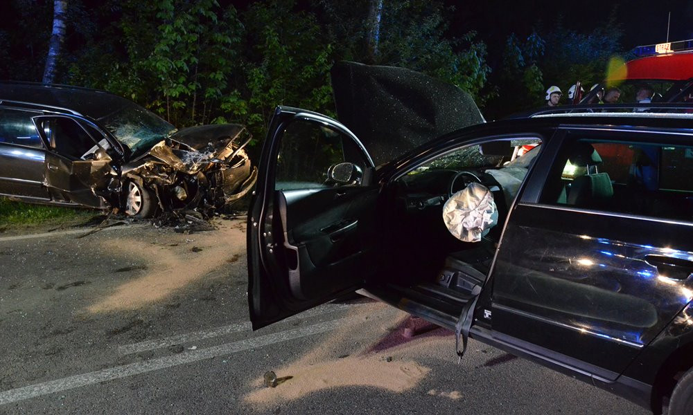 Karwacja - Mojusz. Czołowe zderzenie dwóch aut. Są ranni