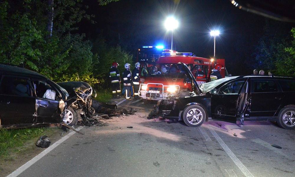 Karwacja - Mojusz. Czołowe zderzenie dwóch aut. Są ranni