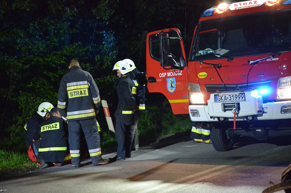 Karwacja - Mojusz. Czołowe zderzenie dwóch aut. Są ranni