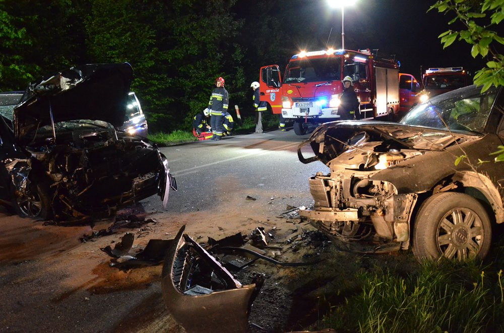 Karwacja - Mojusz. Czołowe zderzenie dwóch aut. Są ranni