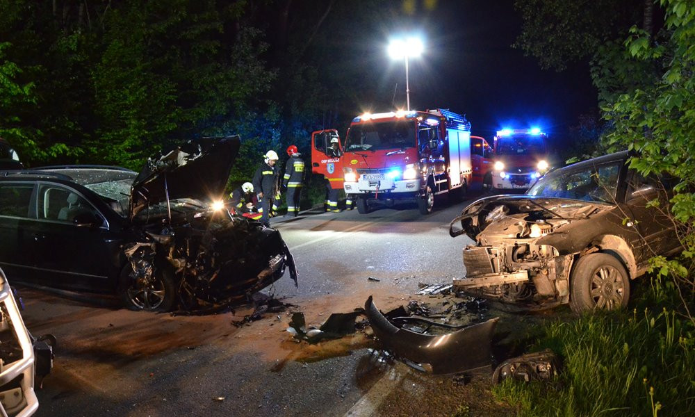 Karwacja - Mojusz. Czołowe zderzenie dwóch aut. Są ranni