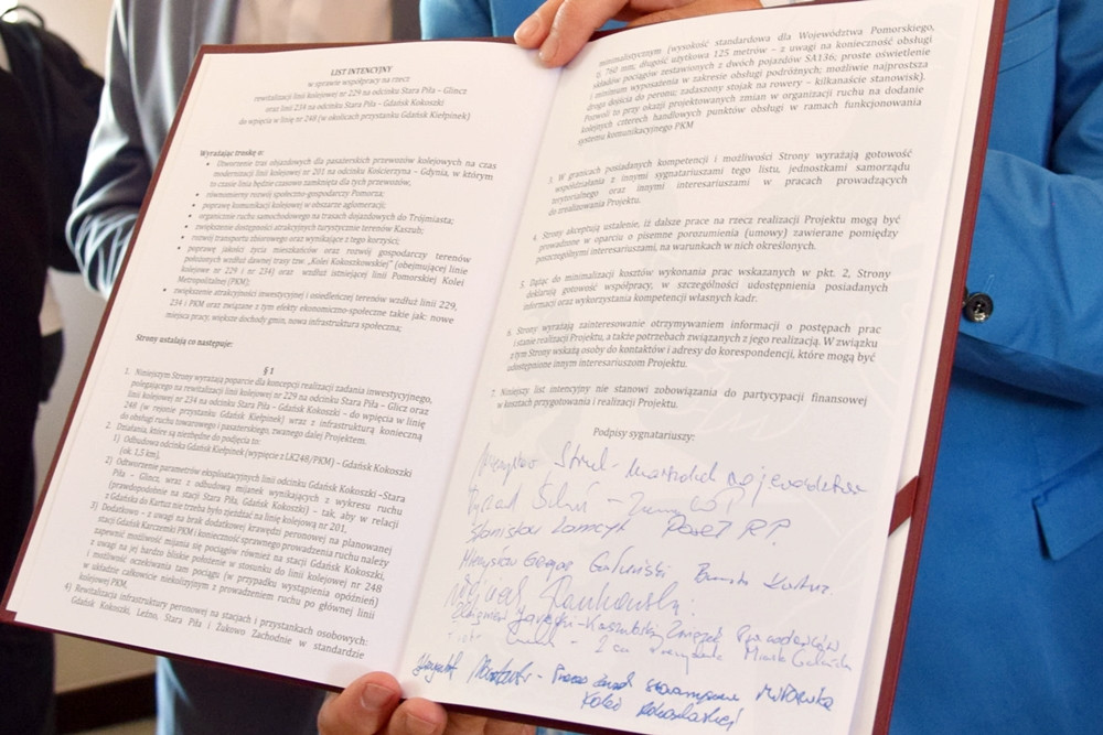 Chcą ratować kolej z Gdańska na Kaszuby. W Kartuzach podpisano list intencyjny