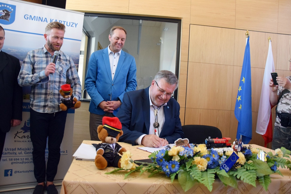 Chcą ratować kolej z Gdańska na Kaszuby. W Kartuzach podpisano list intencyjny