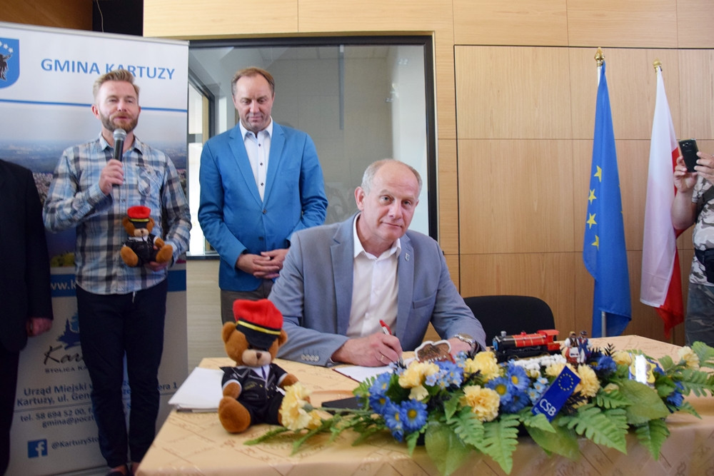 Chcą ratować kolej z Gdańska na Kaszuby. W Kartuzach podpisano list intencyjny