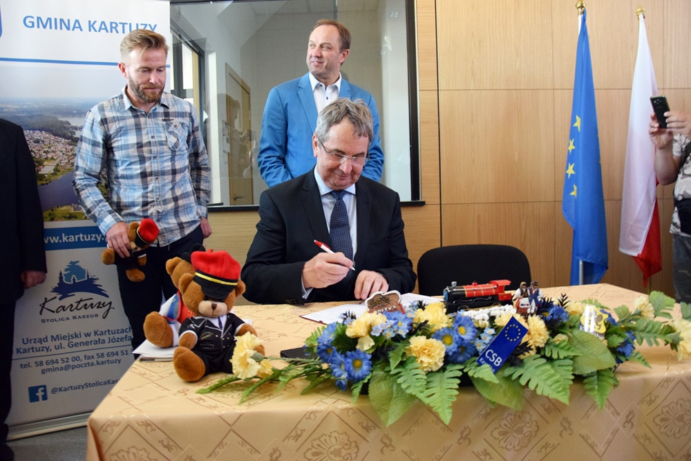 Chcą ratować kolej z Gdańska na Kaszuby. W Kartuzach podpisano list intencyjny