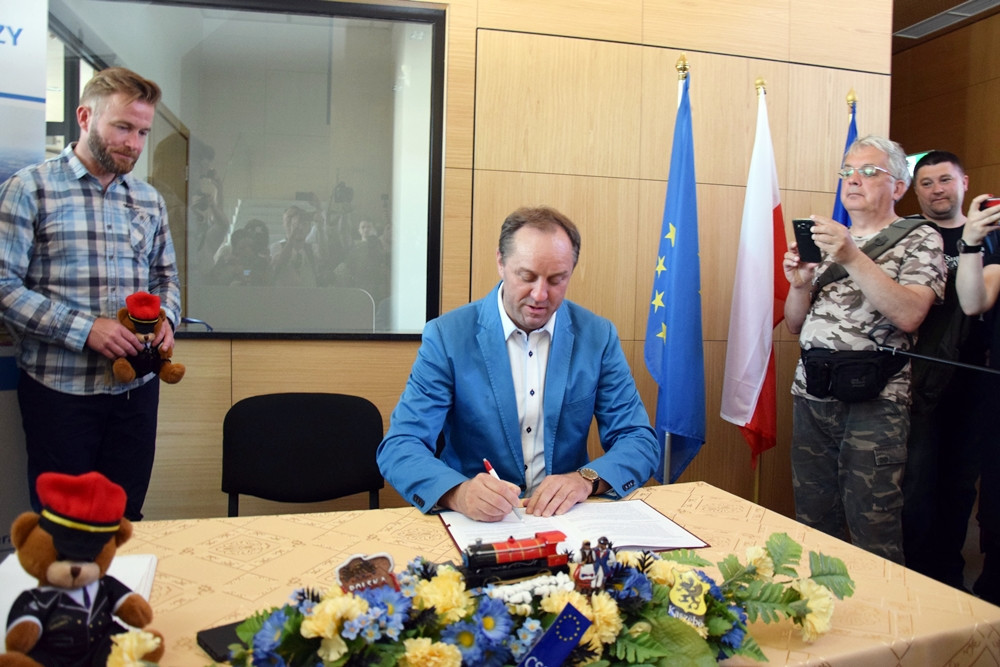 Chcą ratować kolej z Gdańska na Kaszuby. W Kartuzach podpisano list intencyjny