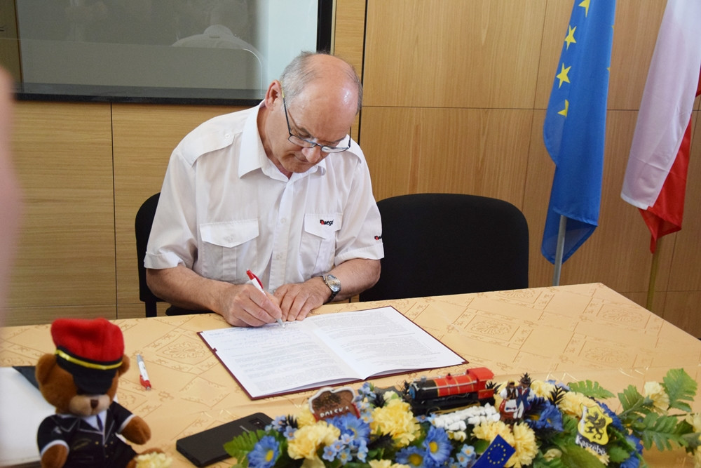 Chcą ratować kolej z Gdańska na Kaszuby. W Kartuzach podpisano list intencyjny