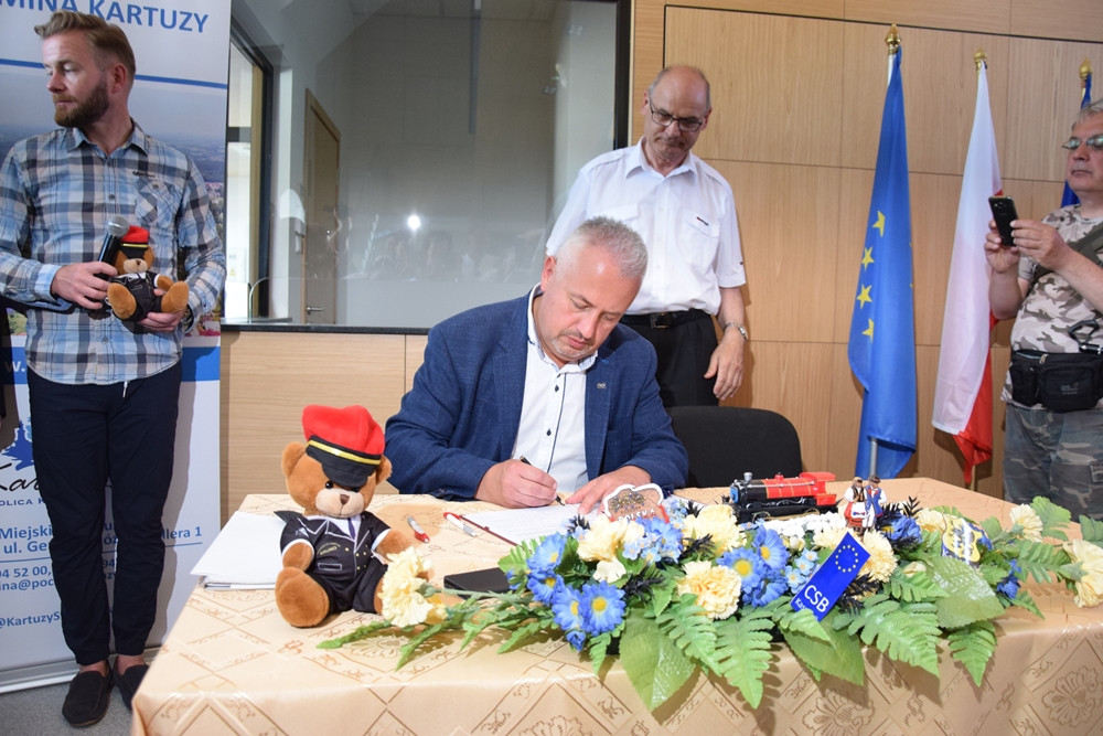 Chcą ratować kolej z Gdańska na Kaszuby. W Kartuzach podpisano list intencyjny