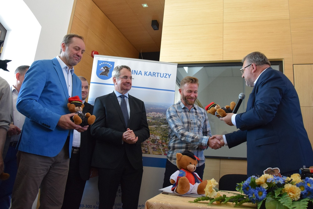 Chcą ratować kolej z Gdańska na Kaszuby. W Kartuzach podpisano list intencyjny