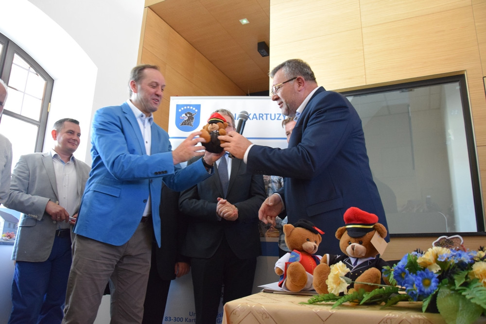 Chcą ratować kolej z Gdańska na Kaszuby. W Kartuzach podpisano list intencyjny