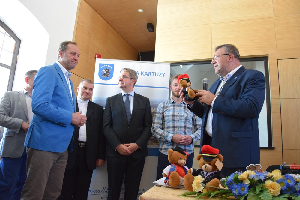 Chcą ratować kolej z Gdańska na Kaszuby. W Kartuzach podpisano list intencyjny