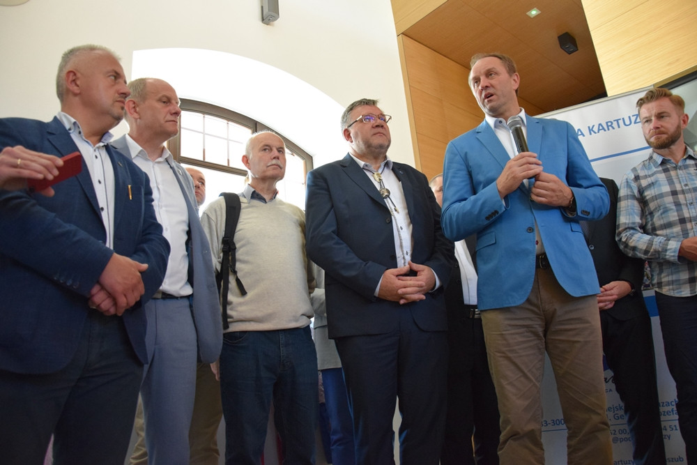 Chcą ratować kolej z Gdańska na Kaszuby. W Kartuzach podpisano list intencyjny