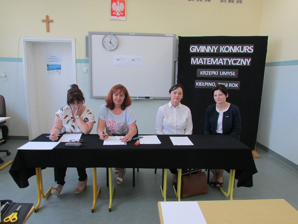 Konkursy w szkole w Kiełpinie. Sprawdzali wiedzę matematyczną, śpiewali patriotyczne pieśni