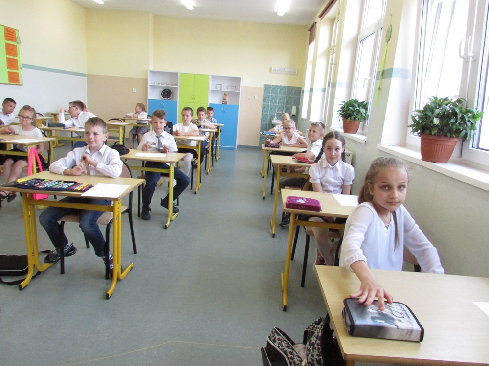 Konkursy w szkole w Kiełpinie. Sprawdzali wiedzę matematyczną, śpiewali patriotyczne pieśni