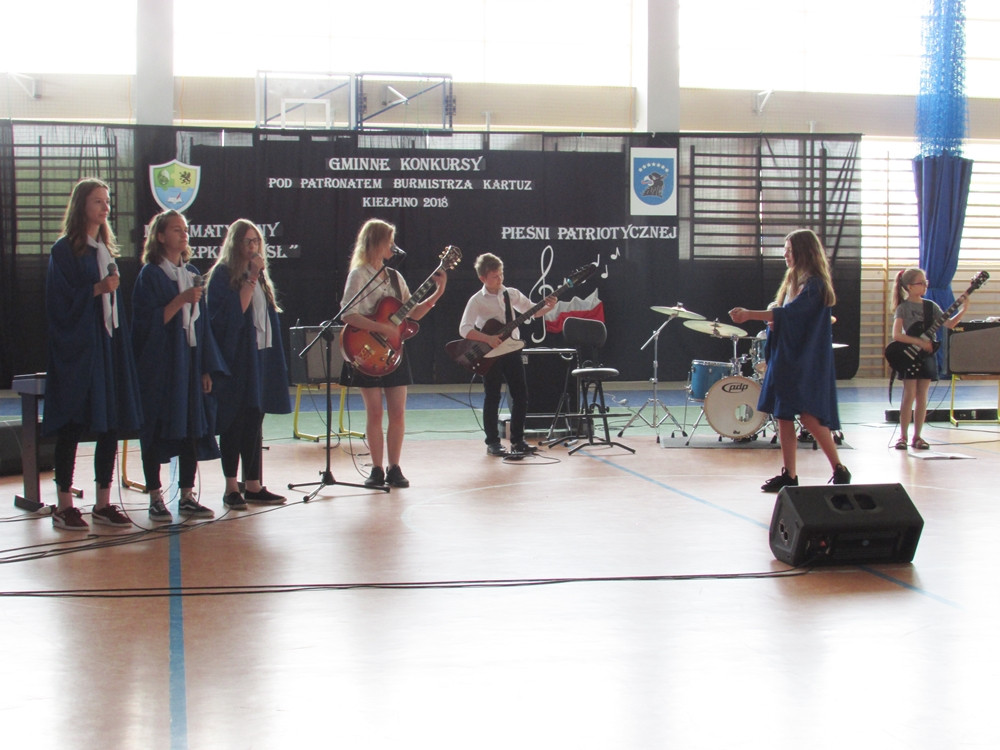 Konkursy w szkole w Kiełpinie. Sprawdzali wiedzę matematyczną, śpiewali patriotyczne pieśni