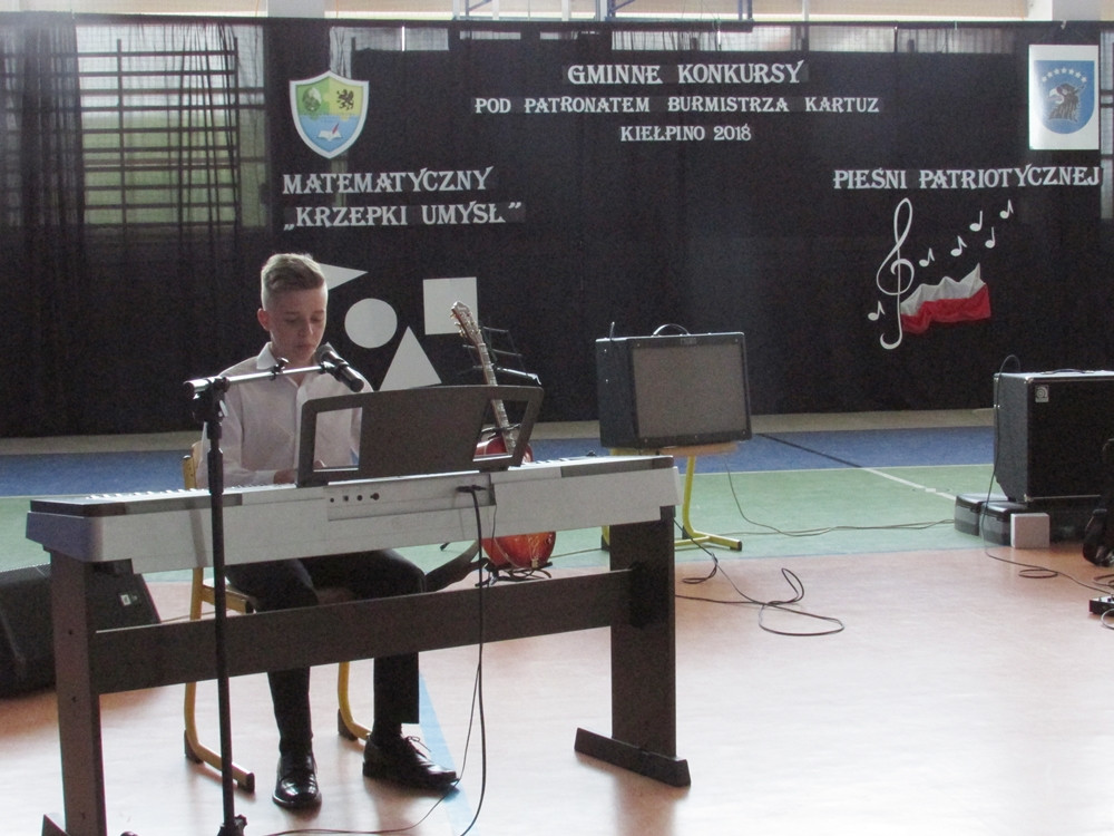 Konkursy w szkole w Kiełpinie. Sprawdzali wiedzę matematyczną, śpiewali patriotyczne pieśni