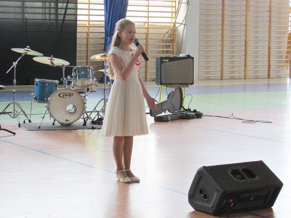 Konkursy w szkole w Kiełpinie. Sprawdzali wiedzę matematyczną, śpiewali patriotyczne pieśni